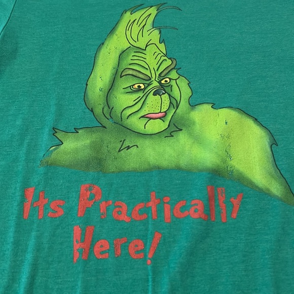 🎄 Grinch “It’s Practically Here!” Shirt ❤️💚 Men’s Women’s Kids Unisex Mesium - Picture 3 of 10